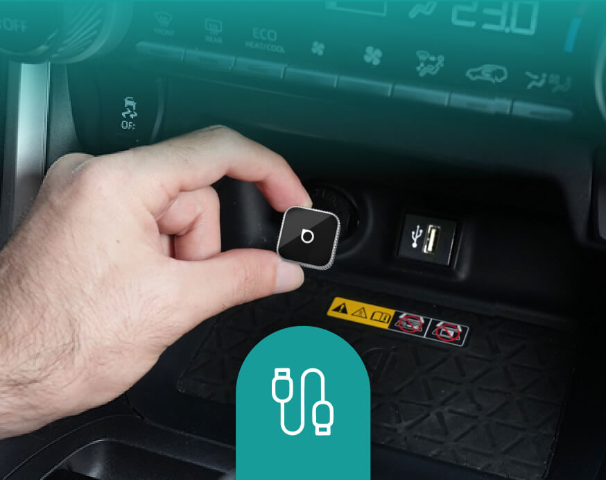 <h4>Conecta el adaptador al puerto USB de tu coche</h4>